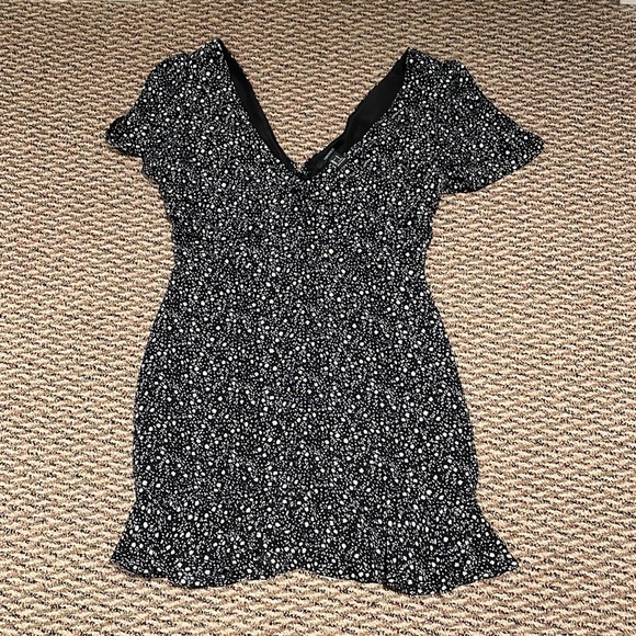 Forever 21 Dresses & Skirts - NEW forever 21 black and white floral v neck dress